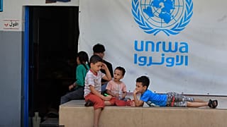 Crianças palestinianas que fugiram com os seus pais das suas casas no campo de refugiados palestinianos de Ein el-Hilweh, 12 de setembro de 2023