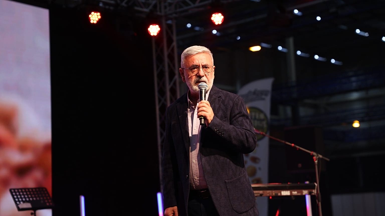 Mehmet Metiner bir etkinlikte konuşma yapıyor, 11 Eylül 2024
