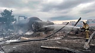 Os bombeiros extinguem um incêndio de grandes dimensões após uma explosão numa bomba de gasolina em Grozny, 12 de outubro de 2024