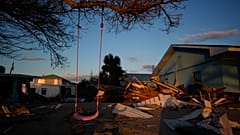  أرجوحة طفل لا تزال معلقة على شجرة، محاطة بحطام المنازل التي دمرها إعصار ميلتون في ماناسوتا كي بولاية فلوريدا، السبت 12 أكتوبر/تشرين الأول 2024
