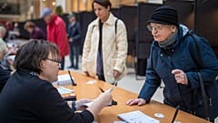 Eine Frau betritt ein Wahllokal während der ersten Runde der Parlamentswahlen in Vilnius, Litauen, am Mittwoch, den 9. Oktober 2024.