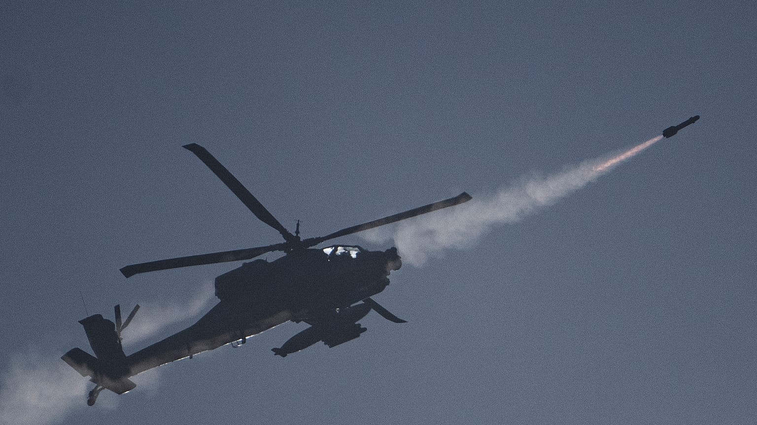 Израильский вертолет Apache выпускает ракету по южному Ливану, 13 октября 2024 г.