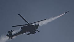Израильский вертолет Apache выпускает ракету по южному Ливану, 13 октября 2024 г.