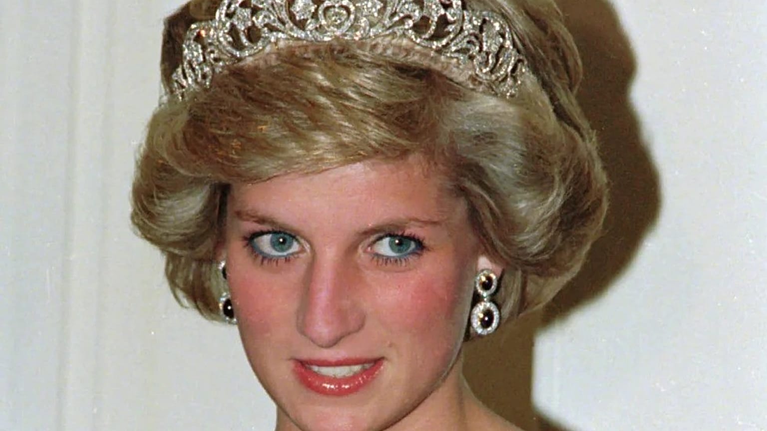 Prenses Diana, Prens William ve Harry'nin annesiydi. Kendisini uluslararası bir ikon haline getiren aktivizmi ve ihtişamı, ona kalıcı bir popülerlik kazandı