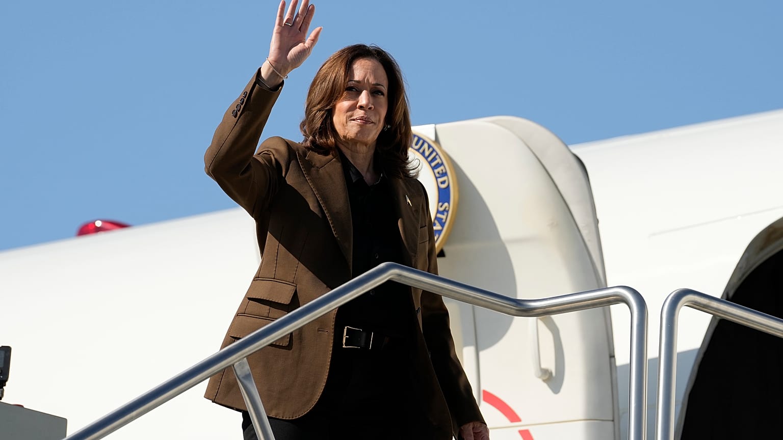 Kamala Harris integet, mielőtt Phoenixből Washingtonba indul 2024. október 11-én
