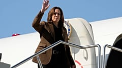 Kamala Harris integet, mielőtt Phoenixből Washingtonba indul 2024. október 11-én