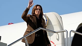 Kamala Harris integet, mielőtt Phoenixből Washingtonba indul 2024. október 11-én