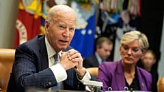 Präsident Joe Biden spricht über die Reaktion der Bundesregierung auf die Wirbelstürme Milton und Helene.