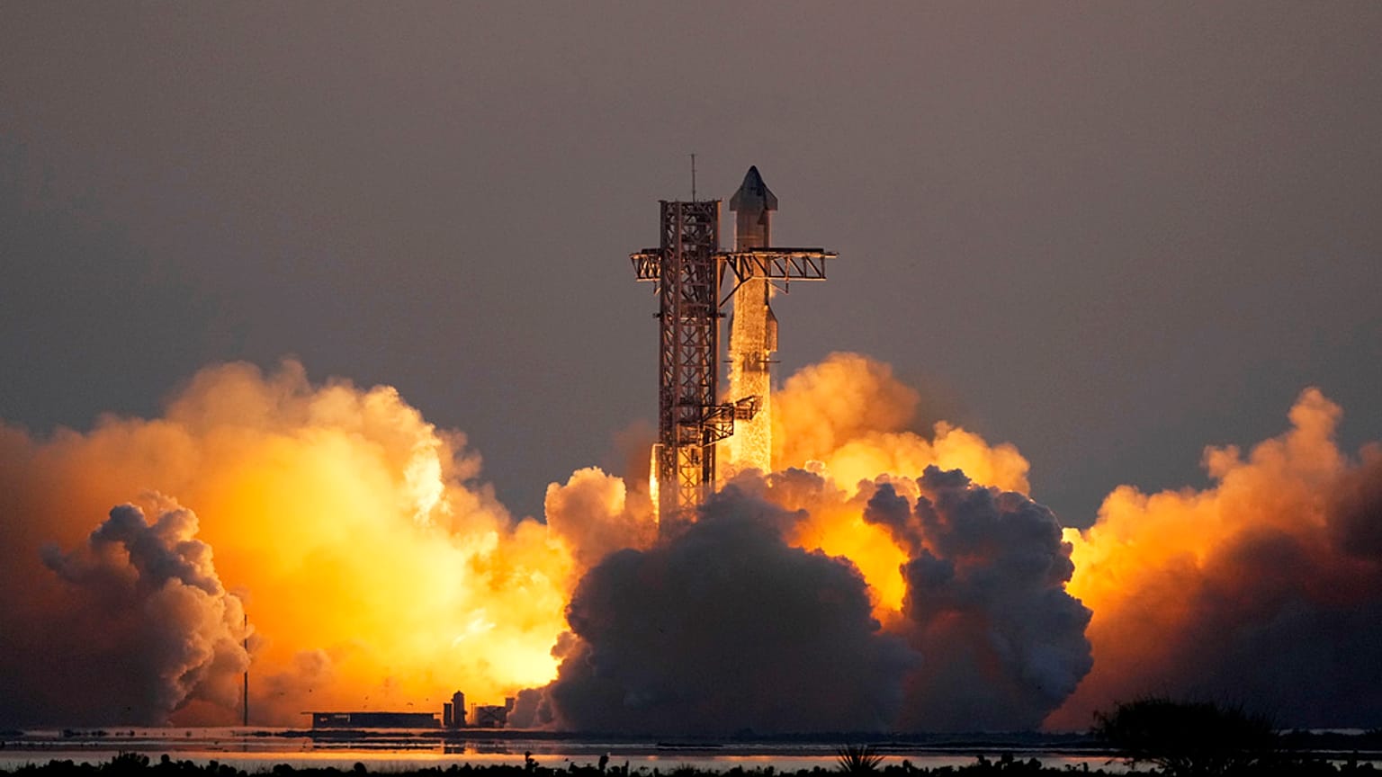 Die Mega-Rakete Starship von SpaceX hebt am Sonntag, 13. Oktober 2024, in Boca Chica, Texas, von der Starbase zu einem Testflug ab. 