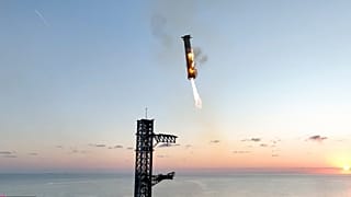 La propulseur de la méga-fusée Starship de SpaceX est parvenu à retourner jusqu'à la rampe de lancement initiale, à Boca Chica, au Texas.