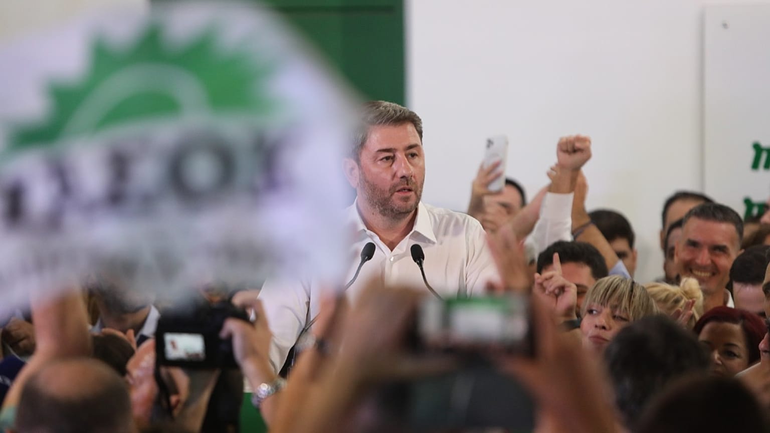 Ο Νίκος Ανδρουλάκης μιλάει στο βήμα, πανηγυρίζοντας τη νίκη του, μετά το αποτέλεσμα των εσωκομματικών εκλογών του ΠΑΣΟΚ - ΚΙΝΑΛ, έξω από τα γραφεία του κόμματος