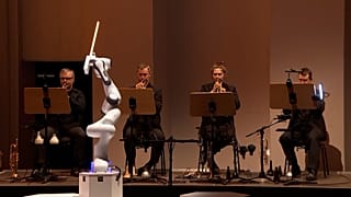 Robô de três braços dirigiu a Orquestra Sinfónica de Dresden