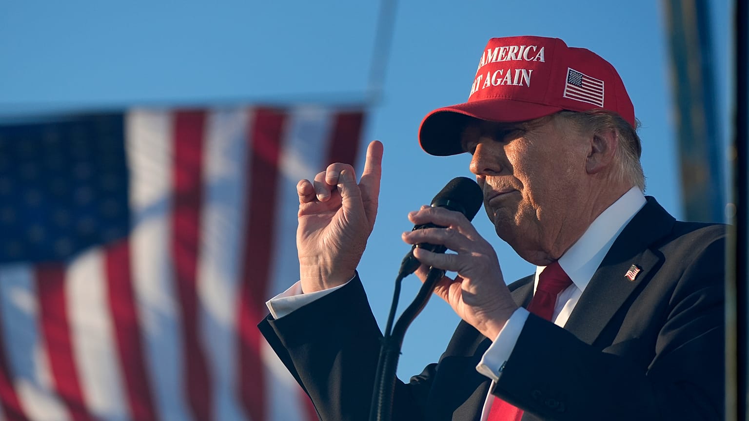 Il candidato repubblicano alle presidenziali, l'ex presidente Donald Trump, parla durante un comizio elettorale al Calhoun Ranch, 12 ottobre 2024
