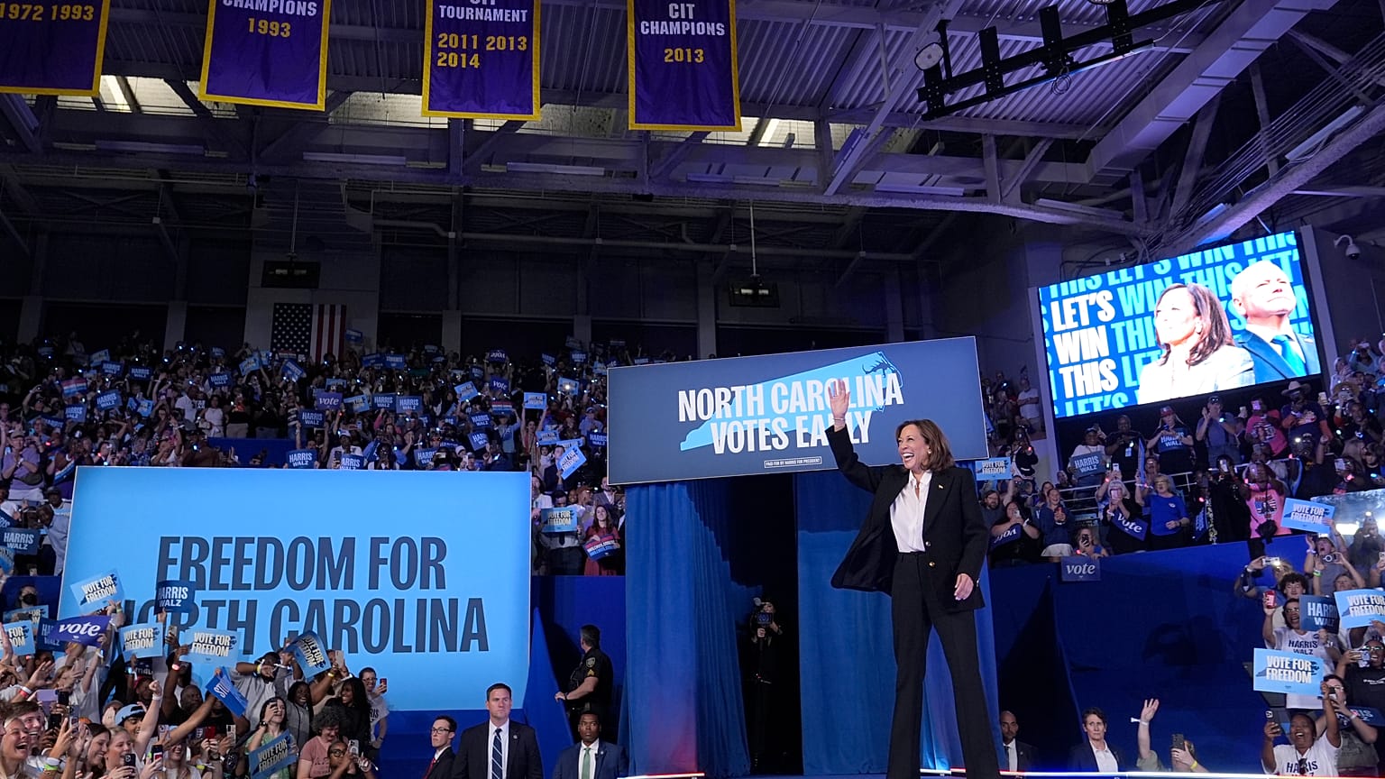 Kamala Harris, a demokraták alelnökjelöltje megérkezik egy kampánygyűlésre Greenville-ben, 2024. október 13-án.