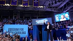 Die demokratische Präsidentschaftskandidatin und Vizepräsidentin Kamala Harris kommt zu einer Wahlkampfveranstaltung in Greenville, 13. Oktober 2024