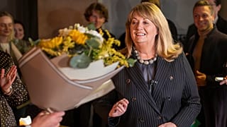 La leader del Partito socialdemocratico Vilija Blinkeviciute, al centro, festeggia la vittoria al primo turno delle elezioni parlamentari, Vilnius, Lituania, 13 ottobre 2024