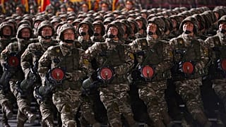 Des soldats défilent lors d'une parade militaire marquant le 75e anniversaire de la création de l'Armée populaire de Corée en 2023