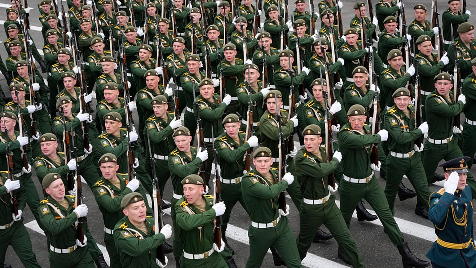 ARCHIVO - Cadetes del Ejército ruso marchan durante un ensayo para el desfile militar del Día de la Victoria en San Petersburgo, Rusia, 5 de mayo de 2024