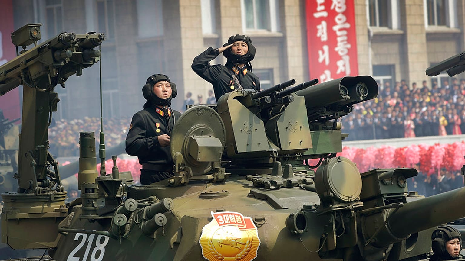 Symbolbild: Soldaten auf dem Kim-Il-Sung-Platz während einer Militärparade am Samstag, 15. April 2017, in Pjöngjang, Nordkorea. 