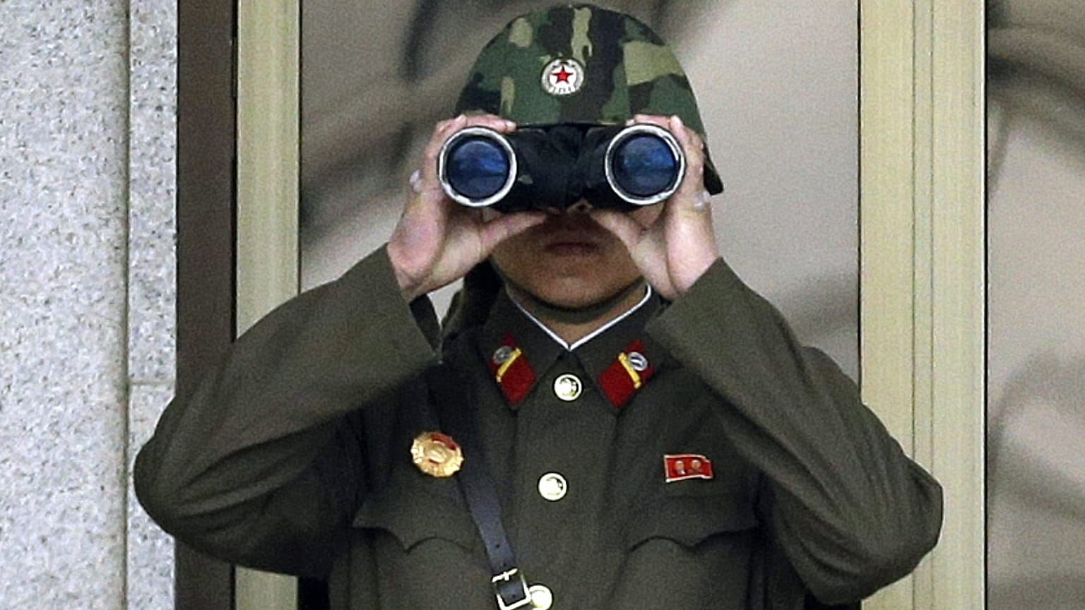 Archív fotó: észak-koreai katona pásztázza a dél-koreai oldalt, Panmunjomnál