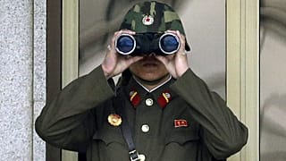 Archív fotó: észak-koreai katona pásztázza a dél-koreai oldalt, Panmunjomnál