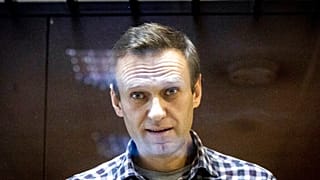 На этой фотографии, сделанной в субботу, 20 февраля 2021 года, российский оппозиционер Алексей Навальный смотрит на фотографов, стоящих у здания Бабушкинского районного суда в Москве, Россия. 