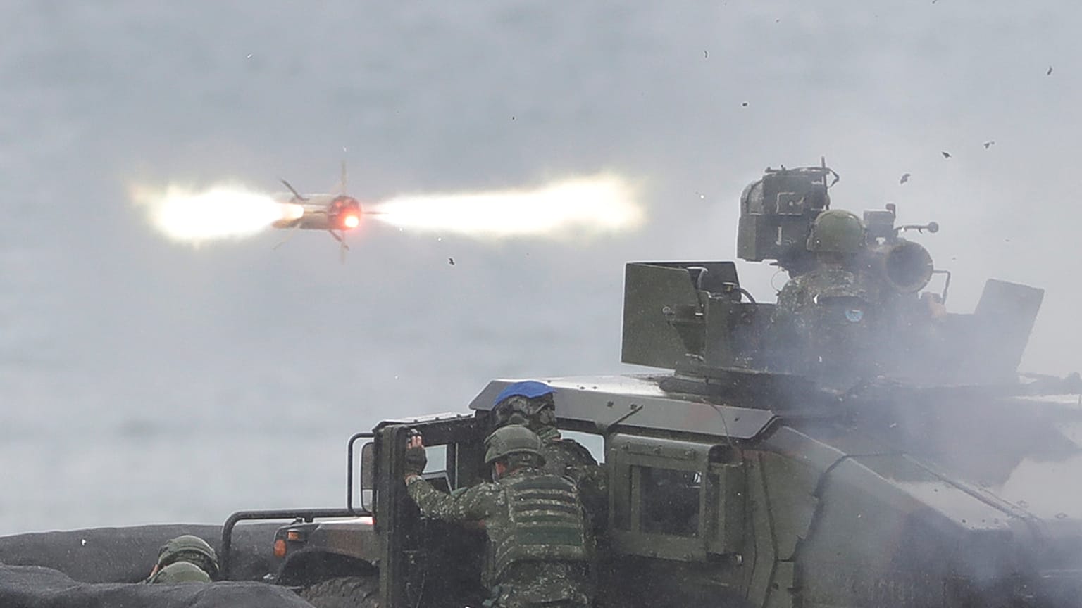 Bir BGM-71A tanksavar füzesi, 26 Ağustos 2024 Pazartesi günü Tayvan'ın güneyindeki Pingtung İlçesinde yapılan askeri tatbikat sırasında ateşlendi. 