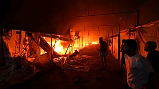 حريق اندلع إثر غارة إسرائيلية على منطقة خيام في ساحة مستشفى شهداء الأقصى في دير البلح بقطاع غزة