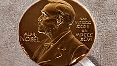 Der Nobelpreis für Wirtschaftswissenschaften geht nicht auf das Testament des Erfinders Alfred Nobel zurück, wird aber auch am 10. Dezember verliehen.