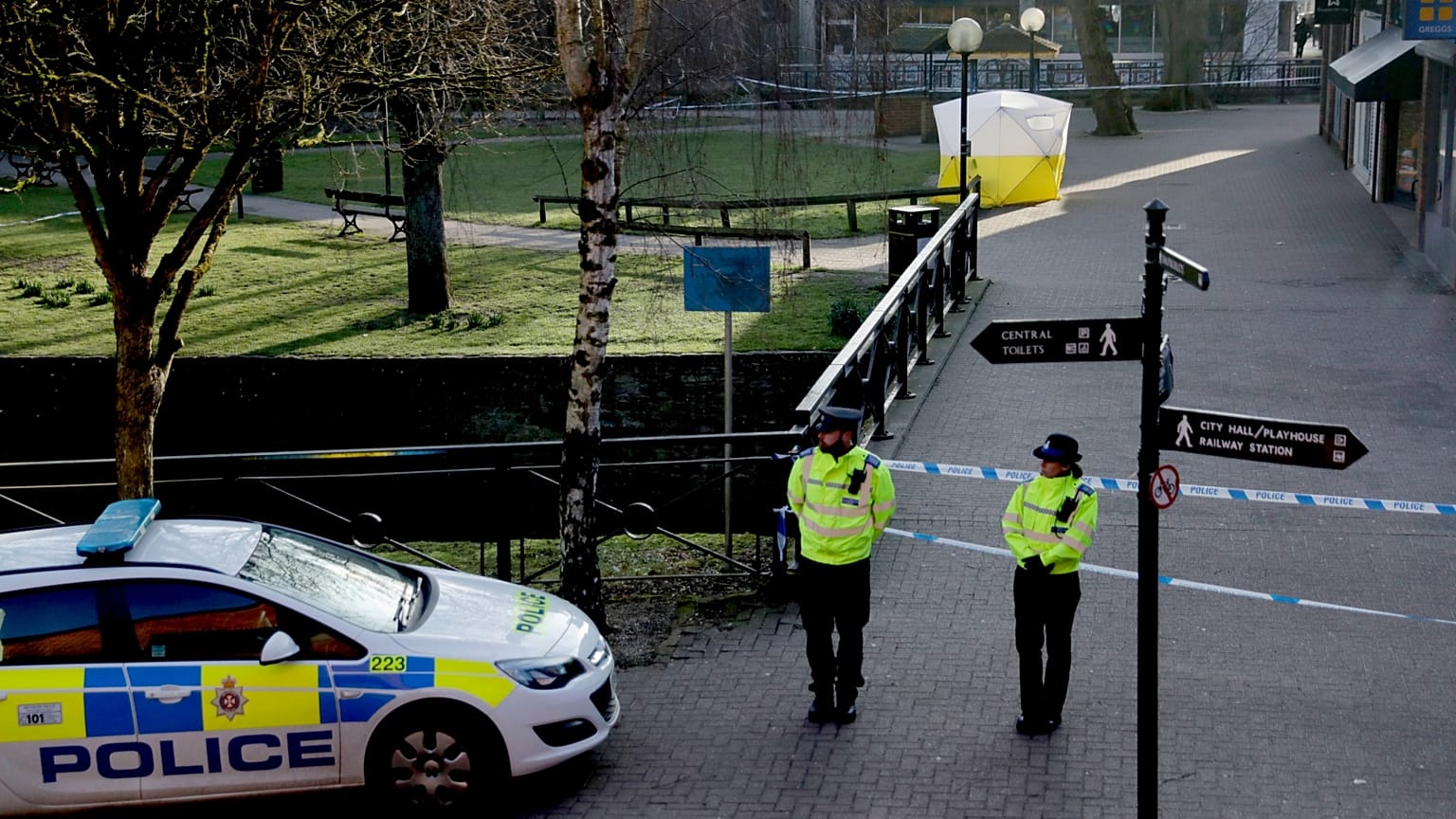 2018: rendőrök őrzik azt a salisbury parkot, ahol Szkripalt és lányát megmérgezték