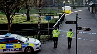 2018: rendőrök őrzik azt a salisbury parkot, ahol Szkripalt és lányát megmérgezték
