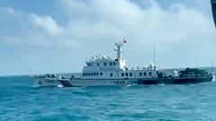 في هذه اللقطة من الفيديو الذي أصدرته خفر السواحل التايواني، تظهر رؤية لقارب خفر السواحل الصيني من قارب خفر السواحل التايواني أثناء مروره بالقرب من ساحل جزر ماتسو، تايوان