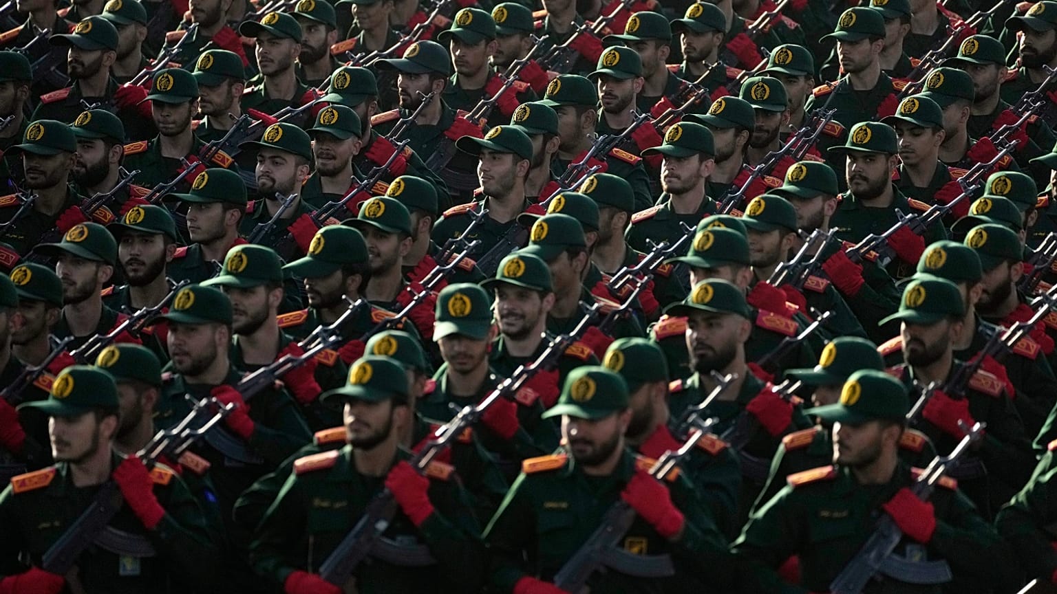 طلاب الحرس الثوري الإيراني يشاركون في عرض عسكري بمناسبة ذكرى الحرب ضد العراق أمام مرقد الخميني في طهران