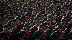 طلاب الحرس الثوري الإيراني يشاركون في عرض عسكري بمناسبة ذكرى الحرب ضد العراق أمام مرقد الخميني في طهران