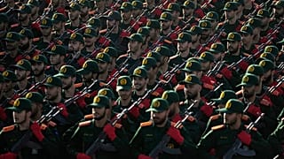طلاب الحرس الثوري الإيراني يشاركون في عرض عسكري بمناسبة ذكرى الحرب ضد العراق أمام مرقد الخميني في طهران