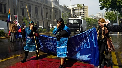 Santiago'da düzenlenen Mapuche yerlilerine destek yürüyüşünde protestocular polisle çatıştı.