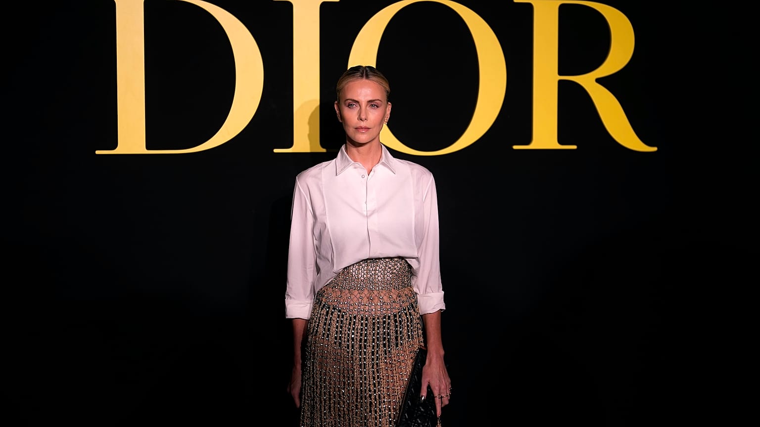 Charlize Theron'un Christian Dior İlkbahar/Yaz 2024 öncesi poz verdiği kütüphane fotoğrafı 