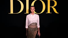 Charlize Theron'un Christian Dior İlkbahar/Yaz 2024 öncesi poz verdiği kütüphane fotoğrafı 