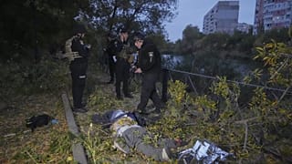 A harkivi rendőrség átvizsgálja egy orosz légicsapásnak áldozatul esett civil holttestét