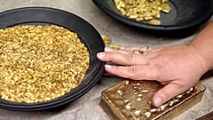 رقائق الذهب وقطع صغيرة منه