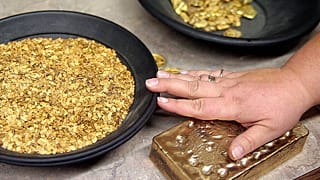 رقائق الذهب وقطع صغيرة منه