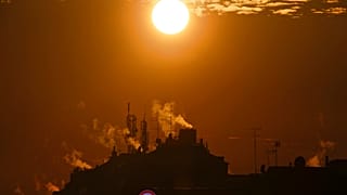 Rauchende Schornsteine in Mailand, Italien, das zu den Ländern mit der schlechtesten Luftqualität in der EU gehört