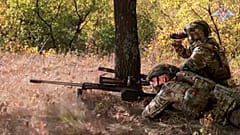 Auf diesem vom russischen Verteidigungsministerium am 11. Oktober 2024 veröffentlichten Video schießt ein russischer Scharfschützein Richtung der ukrainischen Streitkräfte.