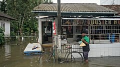 Un homme fait ses course dans son quartier inondé à Colombo, au Sri Lanka, le 14.10.2024