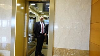 Ekonomi alanında Nobel ödülü kazanan Prof. Dr. Daron Acemoğlu yaptığı konuşma sonrası Atina'da bir asansörde bekliyor, 14 Ekim 2024 