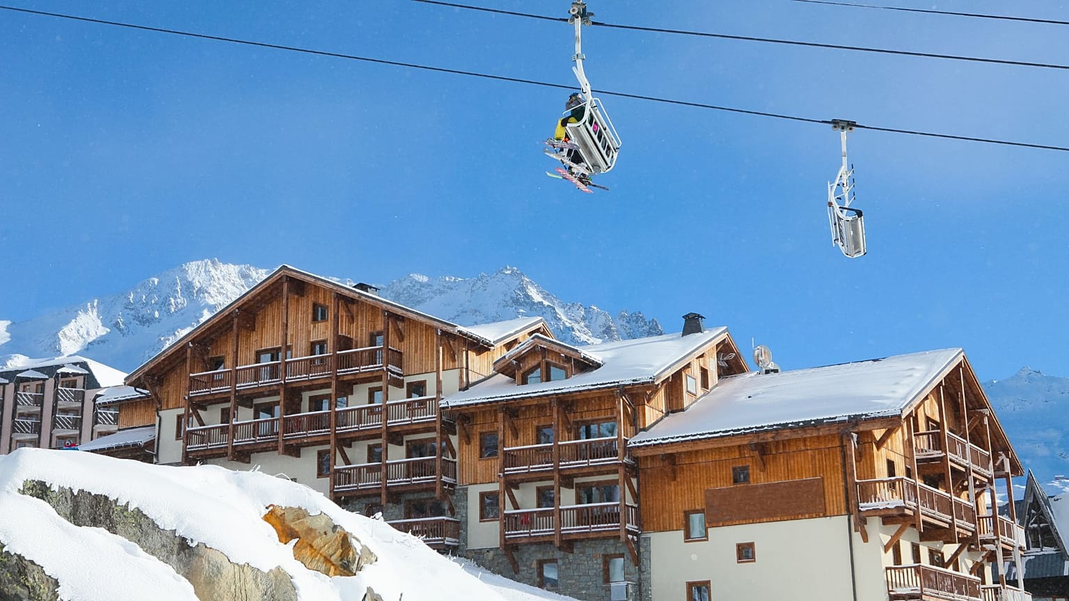 Le località di alta quota come Val Thorens sono le più sicure per sciare in Europa.