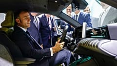 Der französische Präsident Emmanuel Macron sitzt in einem Renault R5, als er den Renault-Stand auf dem Pariser Autosalon in Paris besucht, Montag, 14. Oktober 2024. 