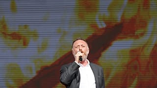 Halkların Demokratik Partisi'nin (HDP) eski eş genel başkanı Sezai Temelli, Nevruz kutlamaları sırasında düzenlenen bir etkinlikte vatandaşa sesleniyor, 21 Mart 2018