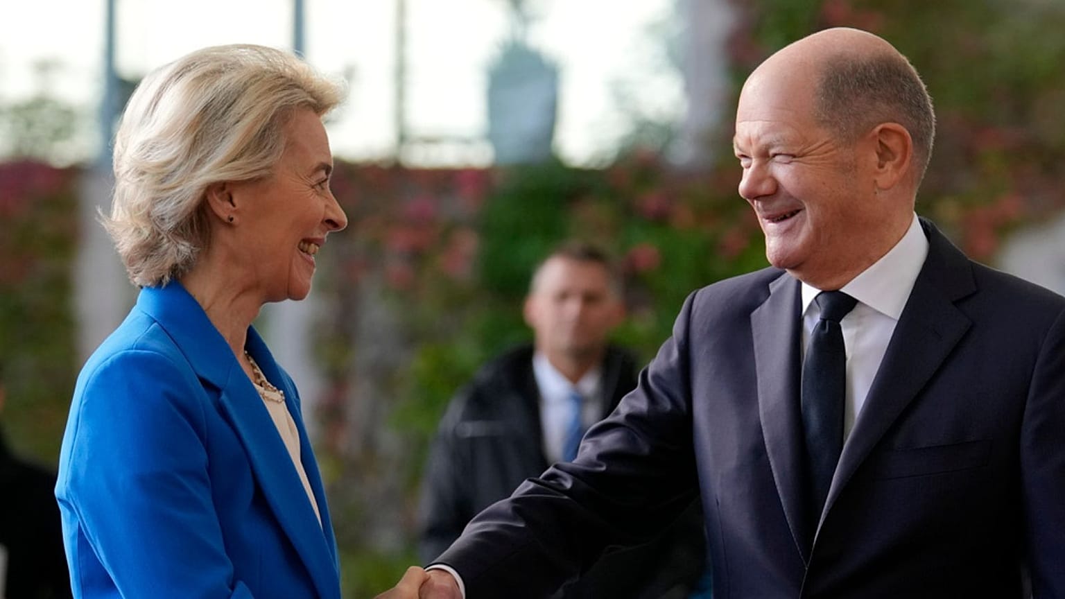 Il cancelliere tedesco Olaf Scholz con la presidente della Commissione europea Ursula Von der Leyen