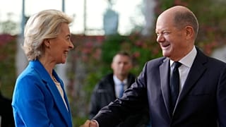 Il cancelliere tedesco Olaf Scholz con la presidente della Commissione europea Ursula Von der Leyen